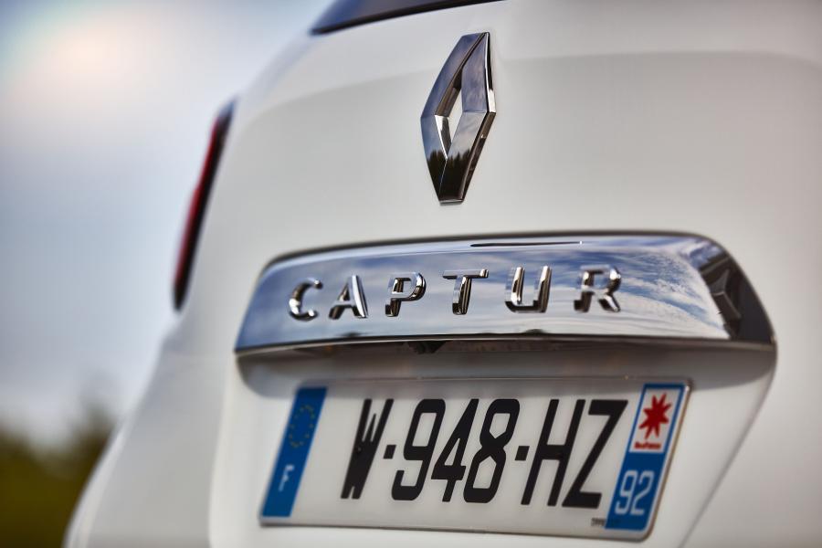 Логотип Renault Captur Initiale Paris 2017 года  (WW) (фото 41 из 44)